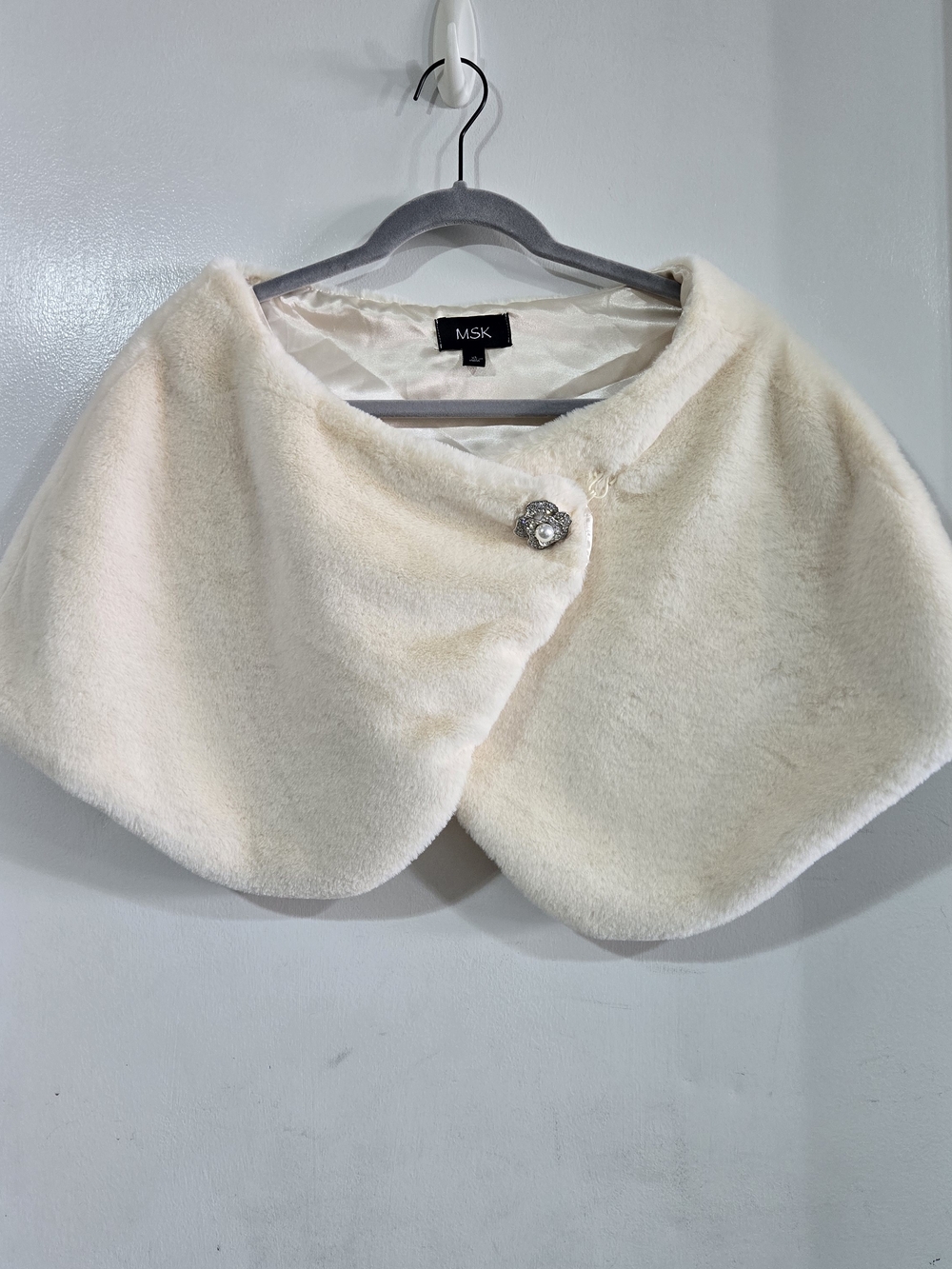 MSK Women's Ivory Faux Fur Satin Lined Capelet Shrug Wrap Decorative Brooch XL